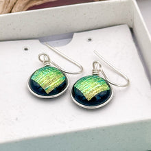 Charger l&#39;image dans la galerie, Boucles d&#39;oreilles en verre dichroique striées or reflet vert - technique Murano

