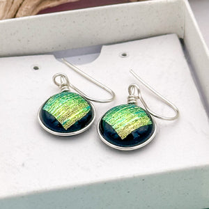Boucles d'oreilles en verre dichroique striées or reflet vert - technique Murano