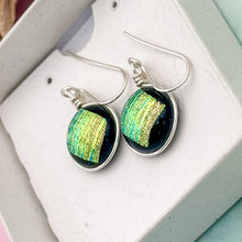 Charger l&#39;image dans la galerie, Boucles d&#39;oreilles en verre dichroique striées or reflet vert - technique Murano
