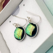 Charger l&#39;image dans la galerie, Boucles d&#39;oreilles en verre dichroique striées or reflet vert - technique Murano
