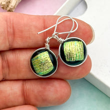 Charger l&#39;image dans la galerie, Boucles d&#39;oreilles en verre dichroique striées or reflet vert - technique Murano
