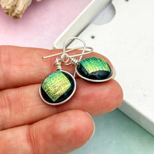 Charger l&#39;image dans la galerie, Boucles d&#39;oreilles en verre dichroique striées or reflet vert - technique Murano
