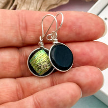 Charger l&#39;image dans la galerie, Boucles d&#39;oreilles en verre dichroique striées or reflet vert - technique Murano
