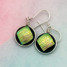 Charger l&#39;image dans la galerie, Boucles d&#39;oreilles en verre dichroique striées or reflet vert - technique Murano

