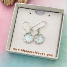 Charger l&#39;image dans la galerie, Boucles d&#39;oreilles en verre dichroique givré bleuté style reine des neiges- technique Murano
