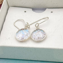 Charger l&#39;image dans la galerie, Boucles d&#39;oreilles en verre dichroique givré bleuté style reine des neiges- technique Murano
