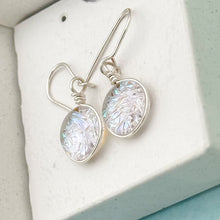 Charger l&#39;image dans la galerie, Boucles d&#39;oreilles en verre dichroique givré bleuté style reine des neiges- technique Murano

