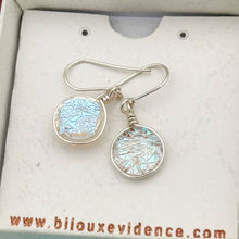 Charger l&#39;image dans la galerie, Boucles d&#39;oreilles en verre dichroique givré bleuté style reine des neiges- technique Murano
