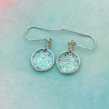 Charger l&#39;image dans la galerie, Boucles d&#39;oreilles en verre dichroique givré bleuté style reine des neiges- technique Murano
