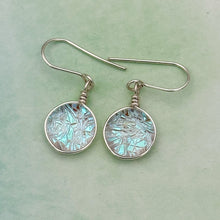 Charger l&#39;image dans la galerie, Boucles d&#39;oreilles en verre dichroique givré bleuté style reine des neiges- technique Murano
