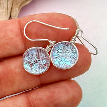 Charger l&#39;image dans la galerie, Boucles d&#39;oreilles en verre dichroique givré bleuté style reine des neiges- technique Murano
