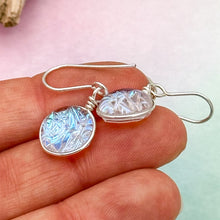 Charger l&#39;image dans la galerie, Boucles d&#39;oreilles en verre dichroique givré bleuté style reine des neiges- technique Murano
