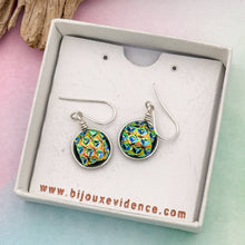 Charger l&#39;image dans la galerie, Boucles d&#39;oreilles en verre dichroique texture poinçon- technique Murano
