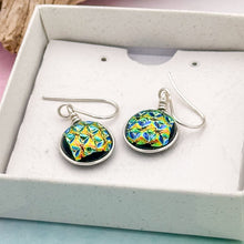 Charger l&#39;image dans la galerie, Boucles d&#39;oreilles en verre dichroique texture poinçon- technique Murano
