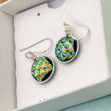 Charger l&#39;image dans la galerie, Boucles d&#39;oreilles en verre dichroique texture poinçon- technique Murano
