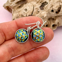 Charger l&#39;image dans la galerie, Boucles d&#39;oreilles en verre dichroique texture poinçon- technique Murano
