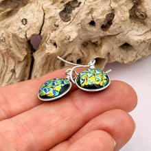 Charger l&#39;image dans la galerie, Boucles d&#39;oreilles en verre dichroique texture poinçon- technique Murano
