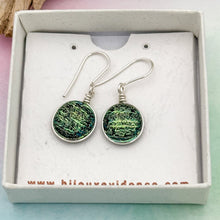 Charger l&#39;image dans la galerie, Boucles d&#39;oreilles en verre dichroique noir strié or et bleu - technique Murano
