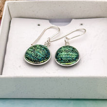 Charger l&#39;image dans la galerie, Boucles d&#39;oreilles en verre dichroique noir strié or et bleu - technique Murano
