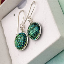 Charger l&#39;image dans la galerie, Boucles d&#39;oreilles en verre dichroique noir strié or et bleu - technique Murano
