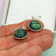 Charger l&#39;image dans la galerie, Boucles d&#39;oreilles en verre dichroique noir strié or et bleu - technique Murano
