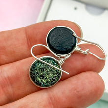 Charger l&#39;image dans la galerie, Boucles d&#39;oreilles en verre dichroique noir strié or et bleu - technique Murano
