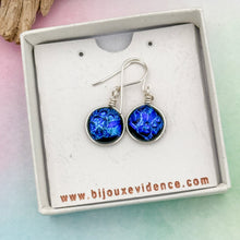 Charger l&#39;image dans la galerie, Boucles d&#39;oreilles en verre dichroique dégradé bleu - technique Murano
