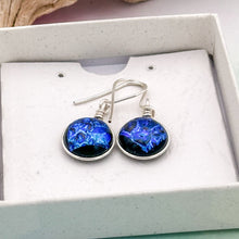 Charger l&#39;image dans la galerie, Boucles d&#39;oreilles en verre dichroique dégradé bleu - technique Murano
