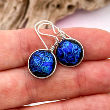 Charger l&#39;image dans la galerie, Boucles d&#39;oreilles en verre dichroique dégradé bleu - technique Murano
