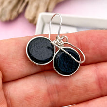 Charger l&#39;image dans la galerie, Boucles d&#39;oreilles en verre dichroique dégradé bleu - technique Murano
