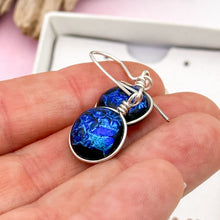 Charger l&#39;image dans la galerie, Boucles d&#39;oreilles en verre dichroique dégradé bleu - technique Murano

