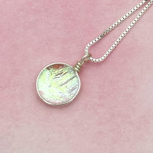 Charger l&#39;image dans la galerie, Collier Pendentif transparent reflet vert or en verre dichroïque - technique Murano
