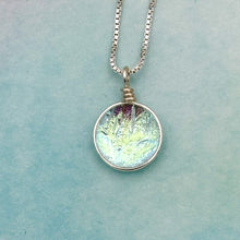 Charger l&#39;image dans la galerie, Collier Pendentif transparent reflet vert or en verre dichroïque - technique Murano
