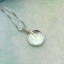 Charger l&#39;image dans la galerie, Collier Pendentif transparent reflet vert or en verre dichroïque - technique Murano

