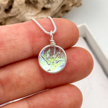 Charger l&#39;image dans la galerie, Collier Pendentif transparent reflet vert or en verre dichroïque - technique Murano
