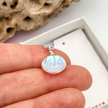 Charger l&#39;image dans la galerie, Collier Pendentif transparent reflet vert or en verre dichroïque - technique Murano
