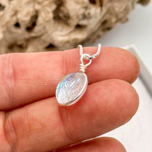Charger l&#39;image dans la galerie, Collier Pendentif transparent reflet vert or en verre dichroïque - technique Murano
