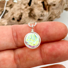 Charger l&#39;image dans la galerie, Collier Pendentif transparent reflet vert or en verre dichroïque - technique Murano

