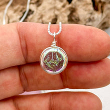 Charger l&#39;image dans la galerie, Collier Pendentif transparent reflet vert or en verre dichroïque - technique Murano

