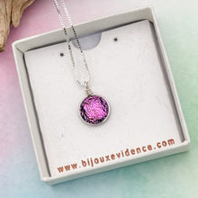 Charger l&#39;image dans la galerie, Collier Pendentif rose en verre dichroïque - technique Murano

