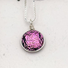 Charger l&#39;image dans la galerie, Collier Pendentif rose en verre dichroïque - technique Murano
