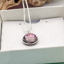 Charger l&#39;image dans la galerie, Collier Pendentif rose en verre dichroïque - technique Murano
