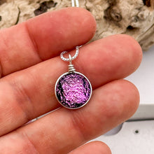 Charger l&#39;image dans la galerie, Collier Pendentif rose en verre dichroïque - technique Murano
