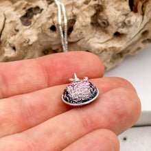 Charger l&#39;image dans la galerie, Collier Pendentif rose en verre dichroïque - technique Murano
