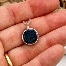 Charger l&#39;image dans la galerie, Collier Pendentif rose en verre dichroïque - technique Murano
