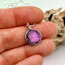 Charger l&#39;image dans la galerie, Collier Pendentif rose en verre dichroïque - technique Murano

