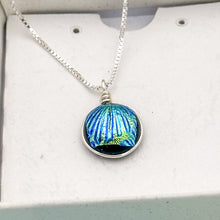Charger l&#39;image dans la galerie, Collier Pendentif style scarabé en verre dichroïque - technique Murano
