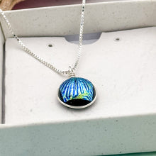 Charger l&#39;image dans la galerie, Collier Pendentif style scarabé en verre dichroïque - technique Murano
