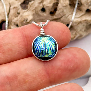 Collier Pendentif style scarabé en verre dichroïque - technique Murano