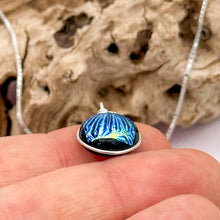 Charger l&#39;image dans la galerie, Collier Pendentif style scarabé en verre dichroïque - technique Murano
